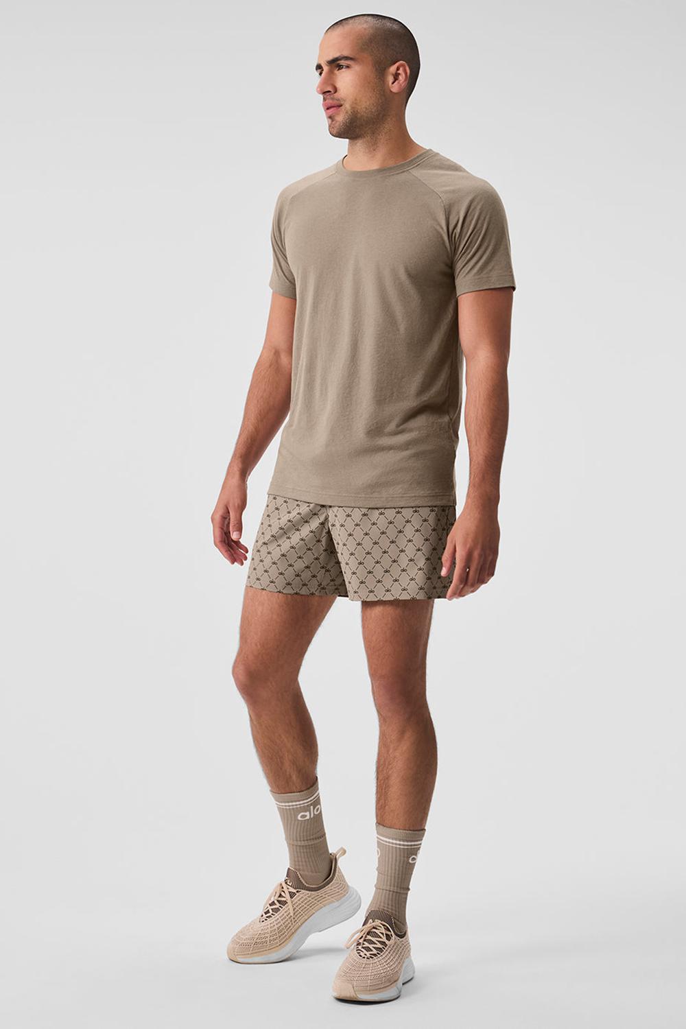 Gravel Alo Yoga The Triumph Crew Neck Men Tee | KSA  SUF902536