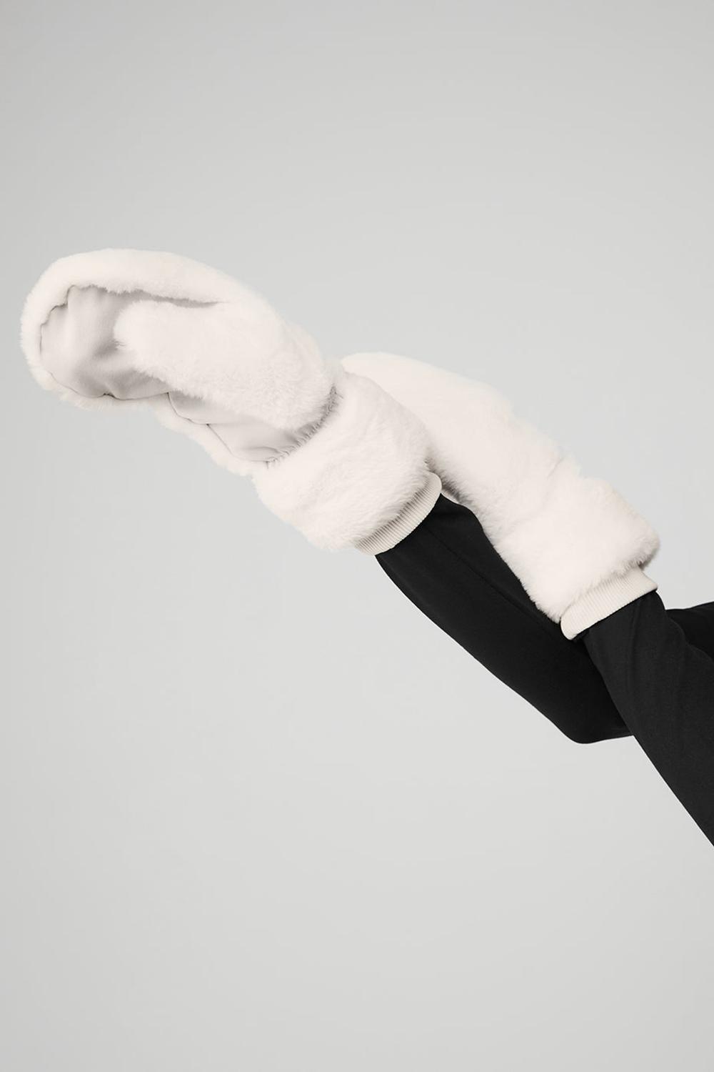 Ivory Alo Yoga Faux Fur Women Mittens | KSA  PRK421378