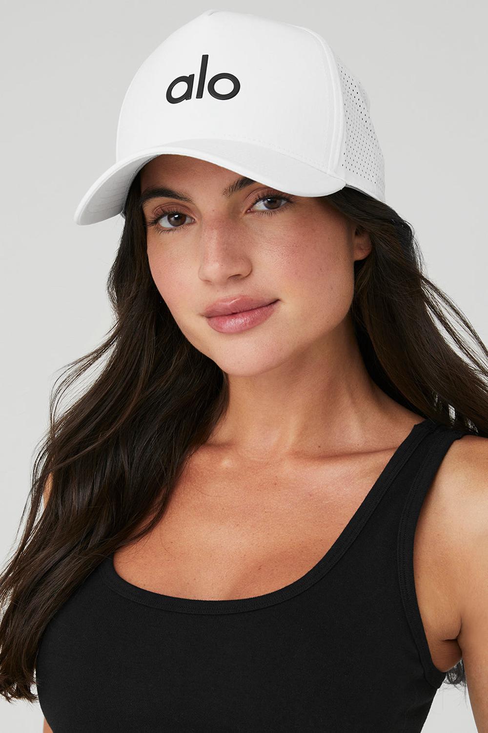 White / Black Alo Yoga Performance District Men Trucker Hat | KSA  FLB137602